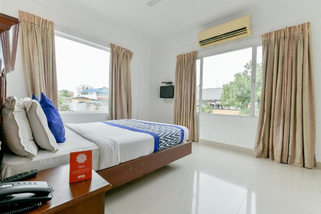 Hotel Centre Point Kochi Esterno foto